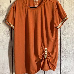 278 Scoop neck tee with gathered waist and button ribbon accents